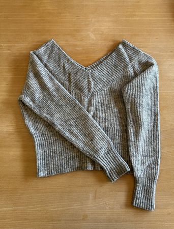 Pull col en V gris clair, idéal pour l'automne