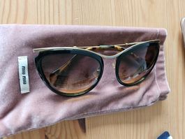 Miu Miu Sonnenbrille – Schwarz und Gold – Elegantes Design