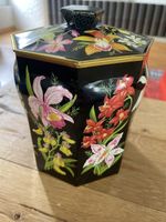 Antike Blechdose mit Blumenmotiv für Tee oder Kaffee