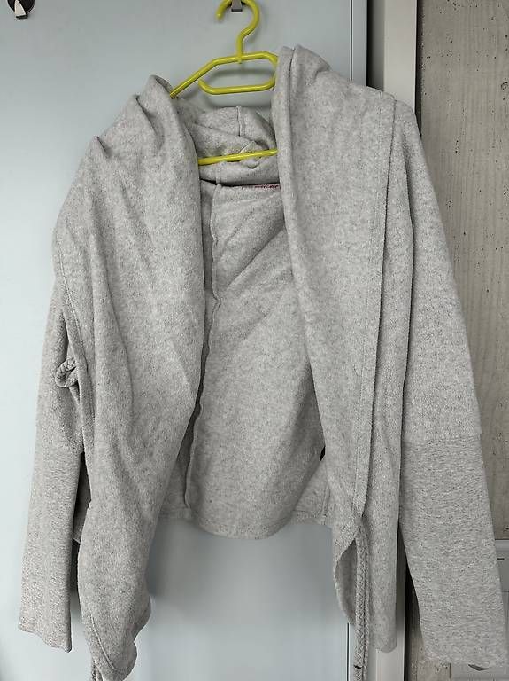 Jacken: Kuschlige Graue Fleecjacke – Gebraucht aus Rudolfstetten von krach 1