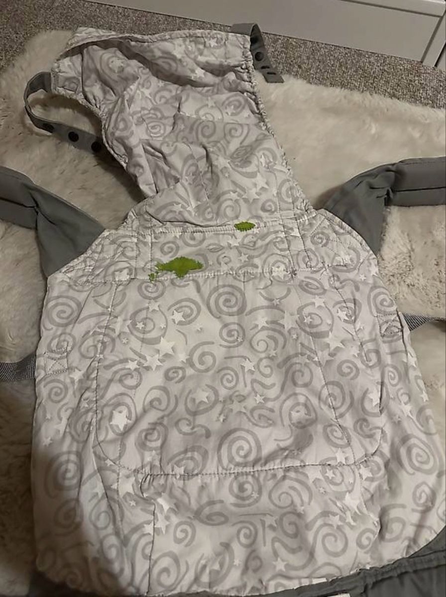 Ergo Baby Marsupi portabebè: Ergobaby Babytrage Grau mit Muster – Usato da Appenzell venduto da K.brei 2