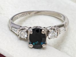 Platin-Ring mit Saphir und Diamanten