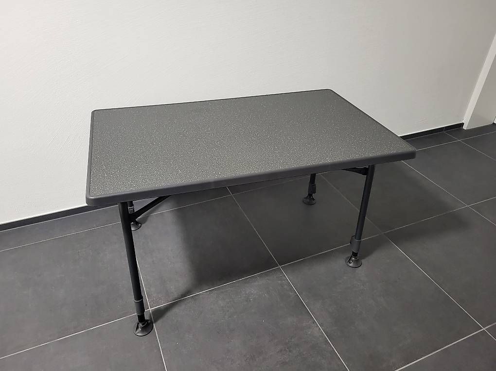 Set di tavolo e panche: Campingtisch und 3 Stühle, 2 Hocker – Usato da Meisterschwanden venduto da Michael_Wuethrich