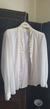 Chemisier blanc dentelle, idéal pour fêtes ou autres, T. 40