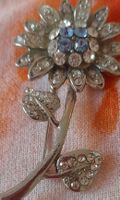 Spilla vintage a forma di fiore con strass scintillanti
