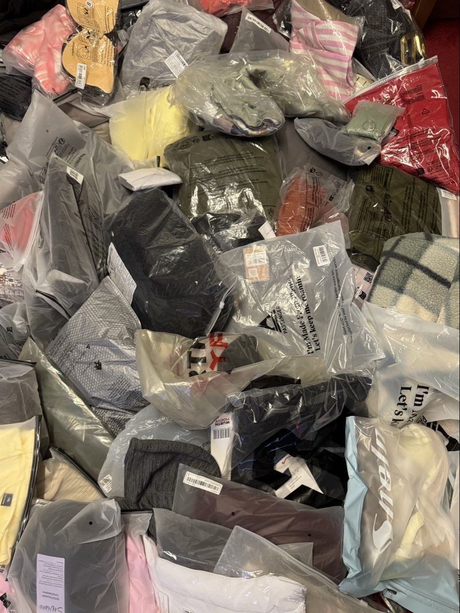Lotti di vestiti: Lot kleide & Schuhen NEU 191 stk. – Nuovo (secondo la descrizione) da Schlieren venduto da Freundlich02 7