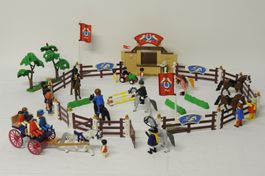 Playmobil-Konvolut / Pferdehof mit Kutsche etc.