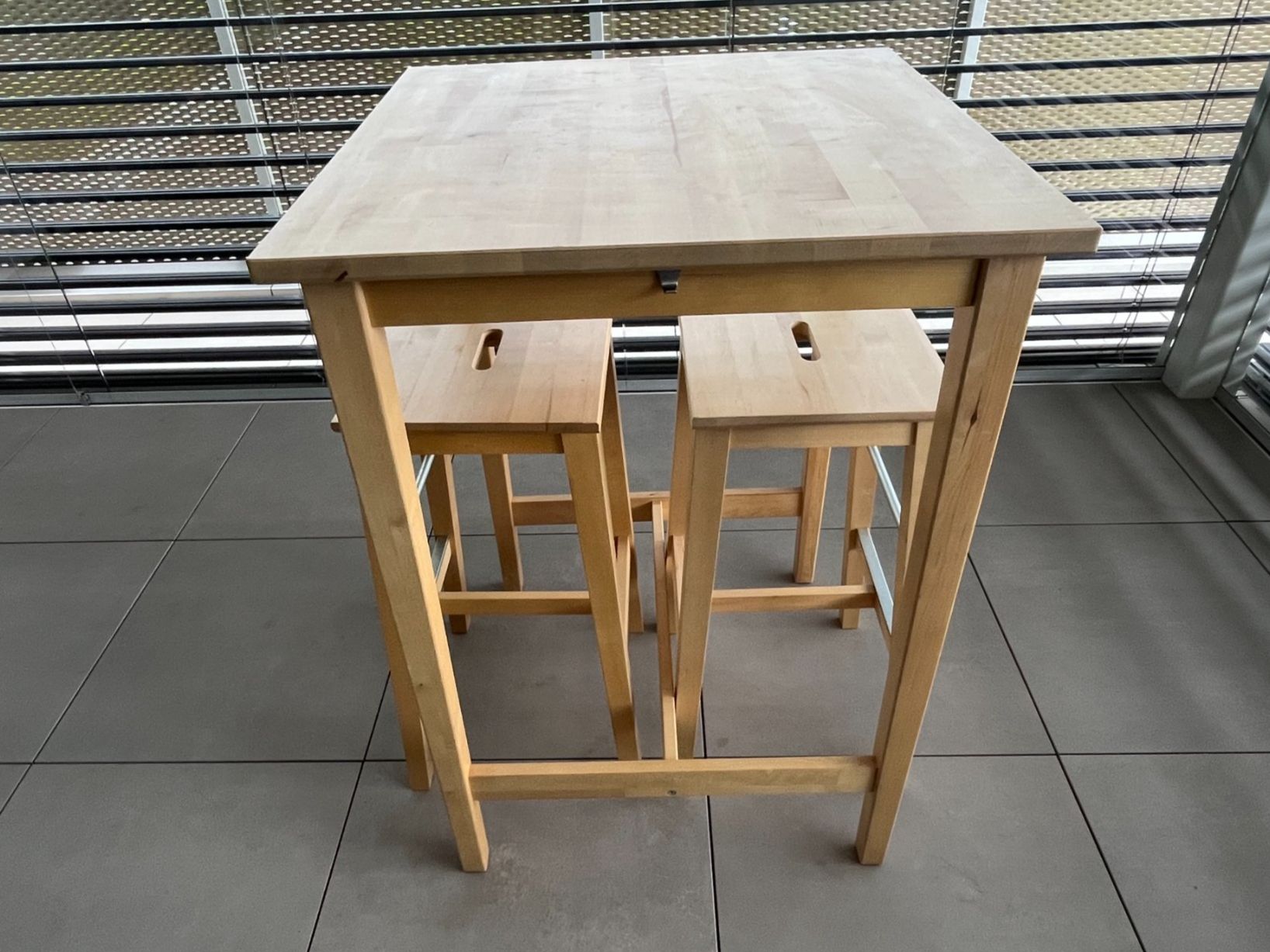 Set de table et chaises: Bartisch (Hochtisch) mit 2 Hockern – D'occasion à Dietlikon par ZWE59 3