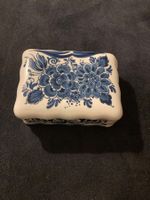 Hübsche kleine Dose, handbemalt, Blumenmotiv, Blauw Delft