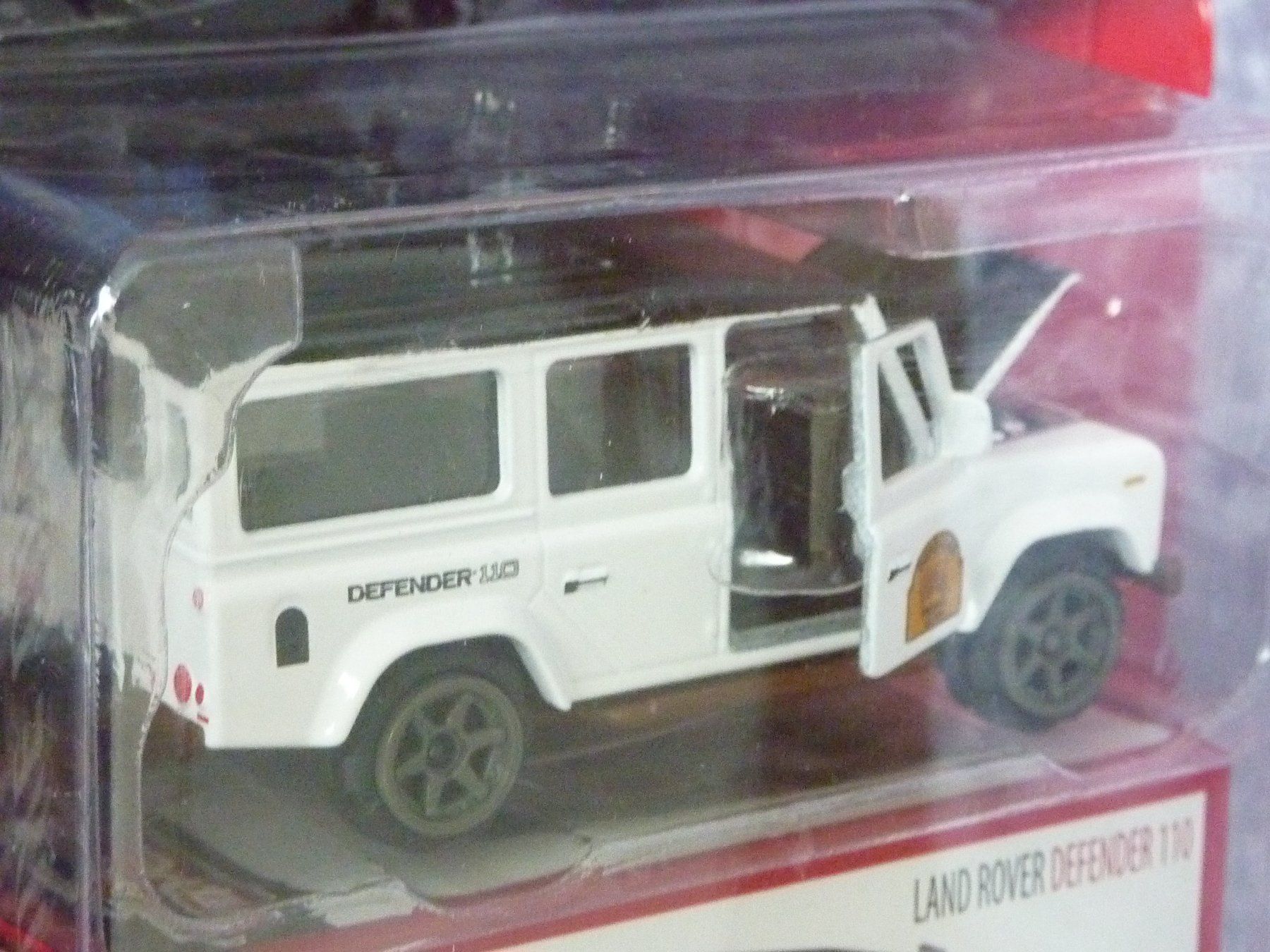 Land Rover Modellini d'auto: Land Rover Defender 110  1:64 – Nuovo e nell'imballaggio originale da Dürrenäsch venduto da modellautos4you 3