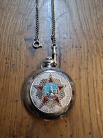 Taschenuhr mit Kette sowjetisches Motiv silberfarben/läuft 