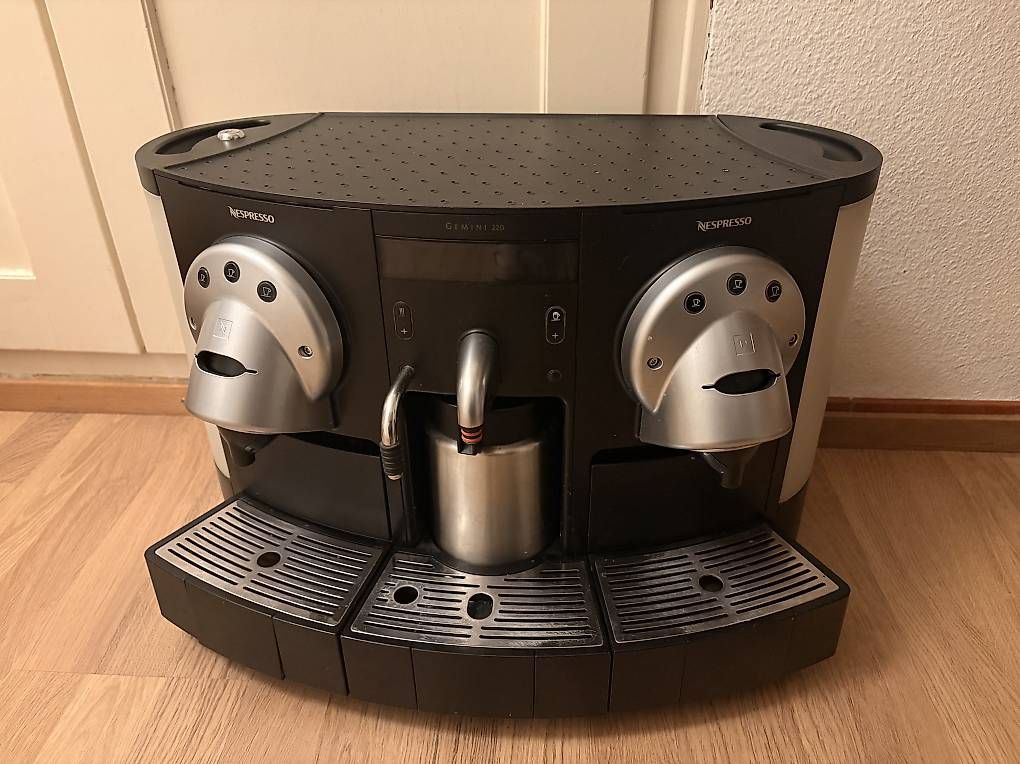 Kaffeemaschinen & Espressomaschinen: Nesspresso Gemini CS220 PRO – Gebraucht aus Forch von sja_gs5d