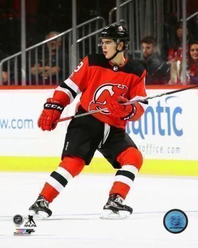 NHL Carte collezionabili: NHL  Nico Hischier New Jersey Devils – Nuovo e nell'imballaggio originale da Reinach BL venduto da RetroGamesSportsMore 3
