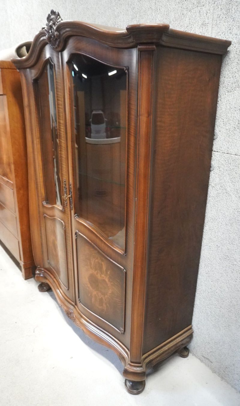 Armadi: Schrankvitrine im Barock oder Rococo Stil (HE367) – Usato da Basel venduto da B.W.B. 1