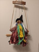 Halloween - Hängende Hexe mit Besen