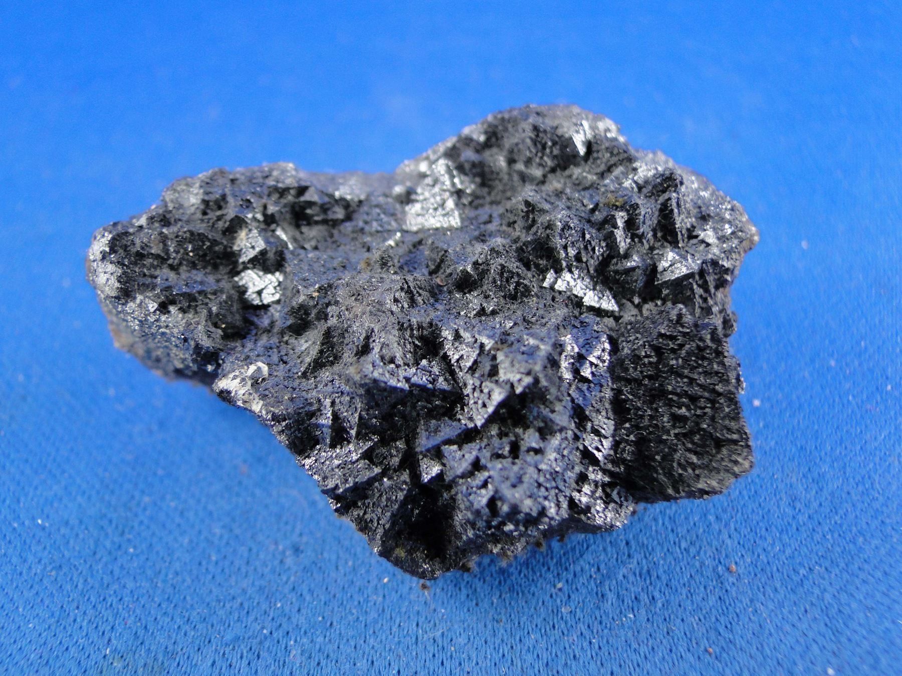 Minerali & Pietre curative: Hausmanit – Usato da Schinznach Bad venduto da Demerald