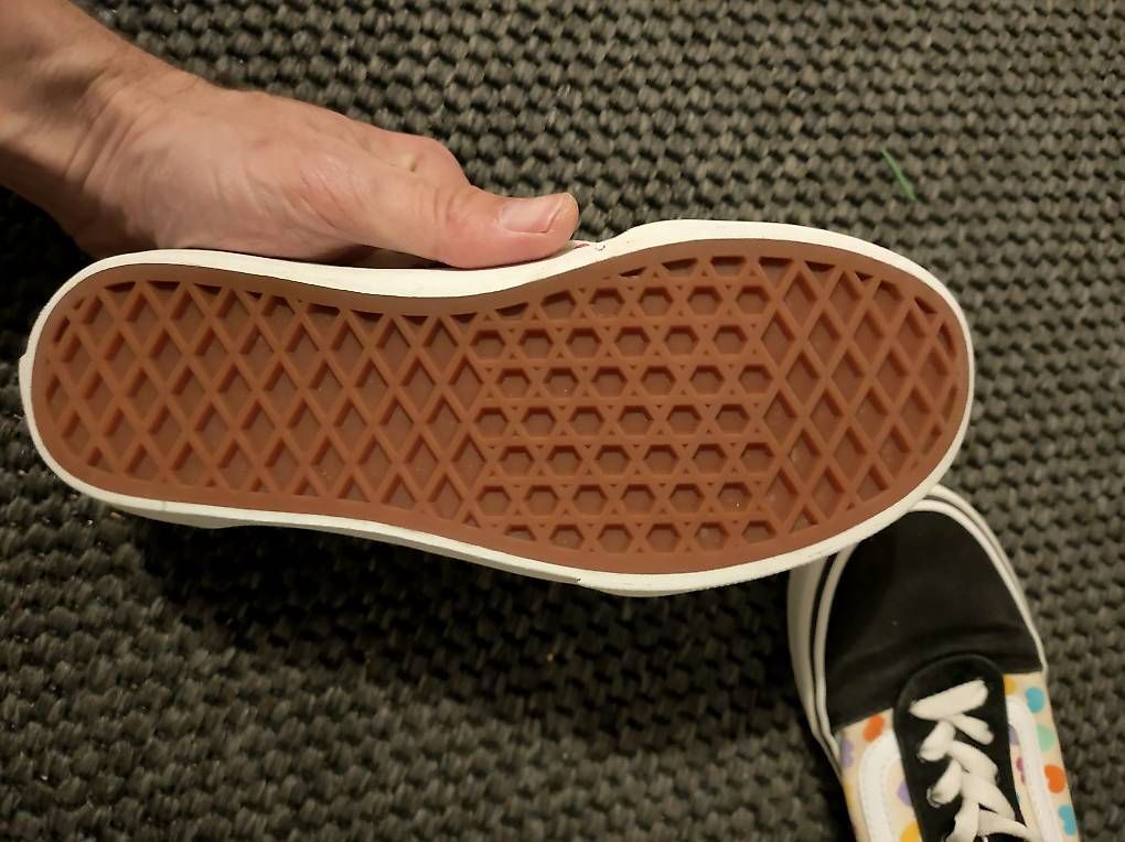 Scarpe per ragazze: Vans mit Herzchen Gr. 34 – Usato da Ennetaach venduto da Sigrist 1