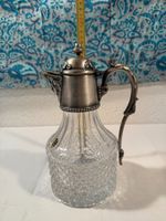 Dekorative Glaskaraffe mit verziertem Metalldeckel