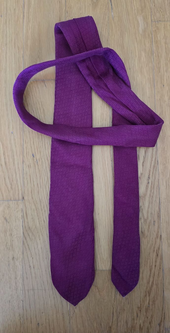 Hermès Krawatten: Cravate Hermès violette en soie – Gebraucht aus Genève von MariaS2 1