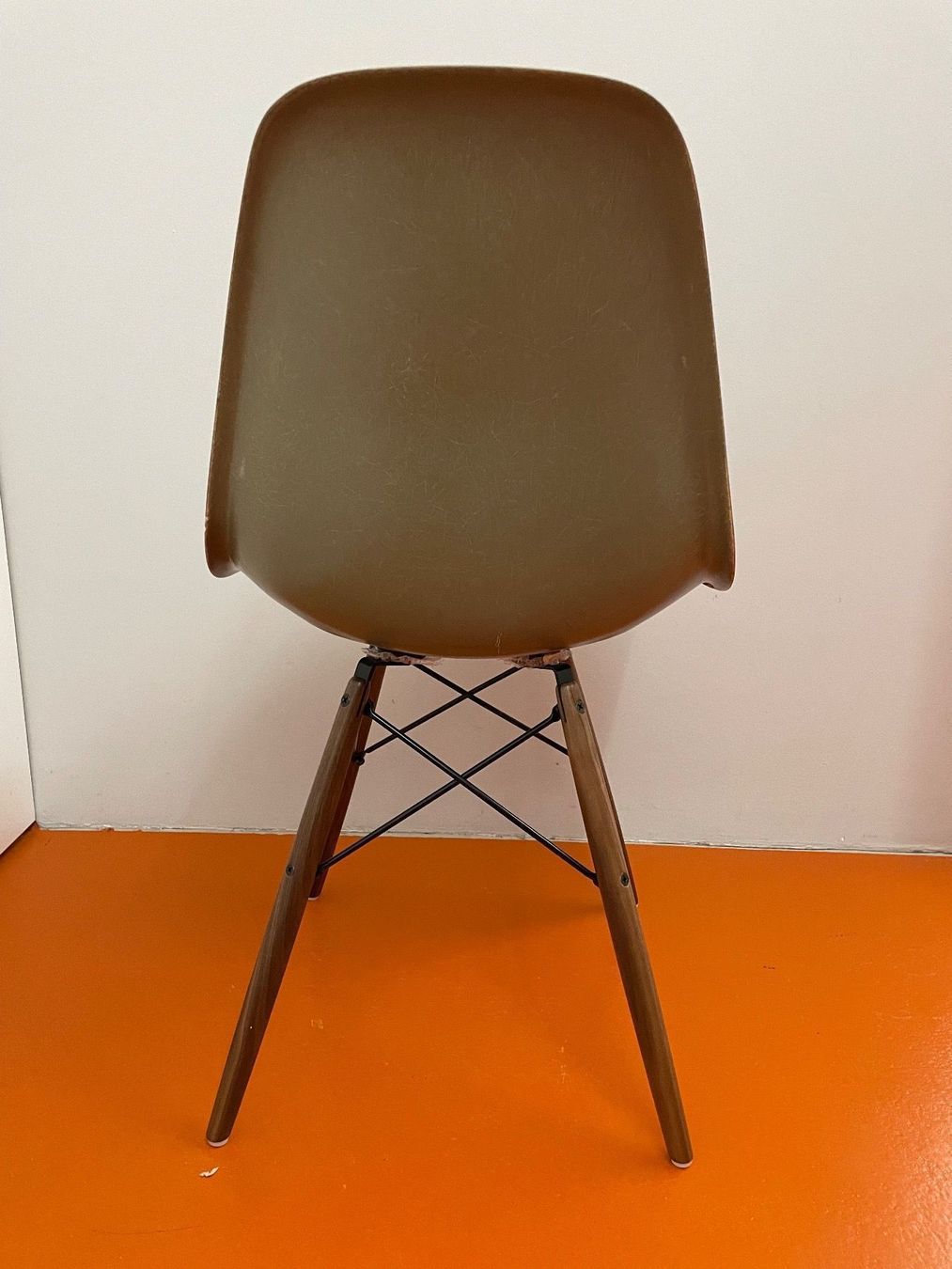 Eames Sedie: Eames Side Chair in Raw Umber – Usato da ipsach venduto da Latigo 1