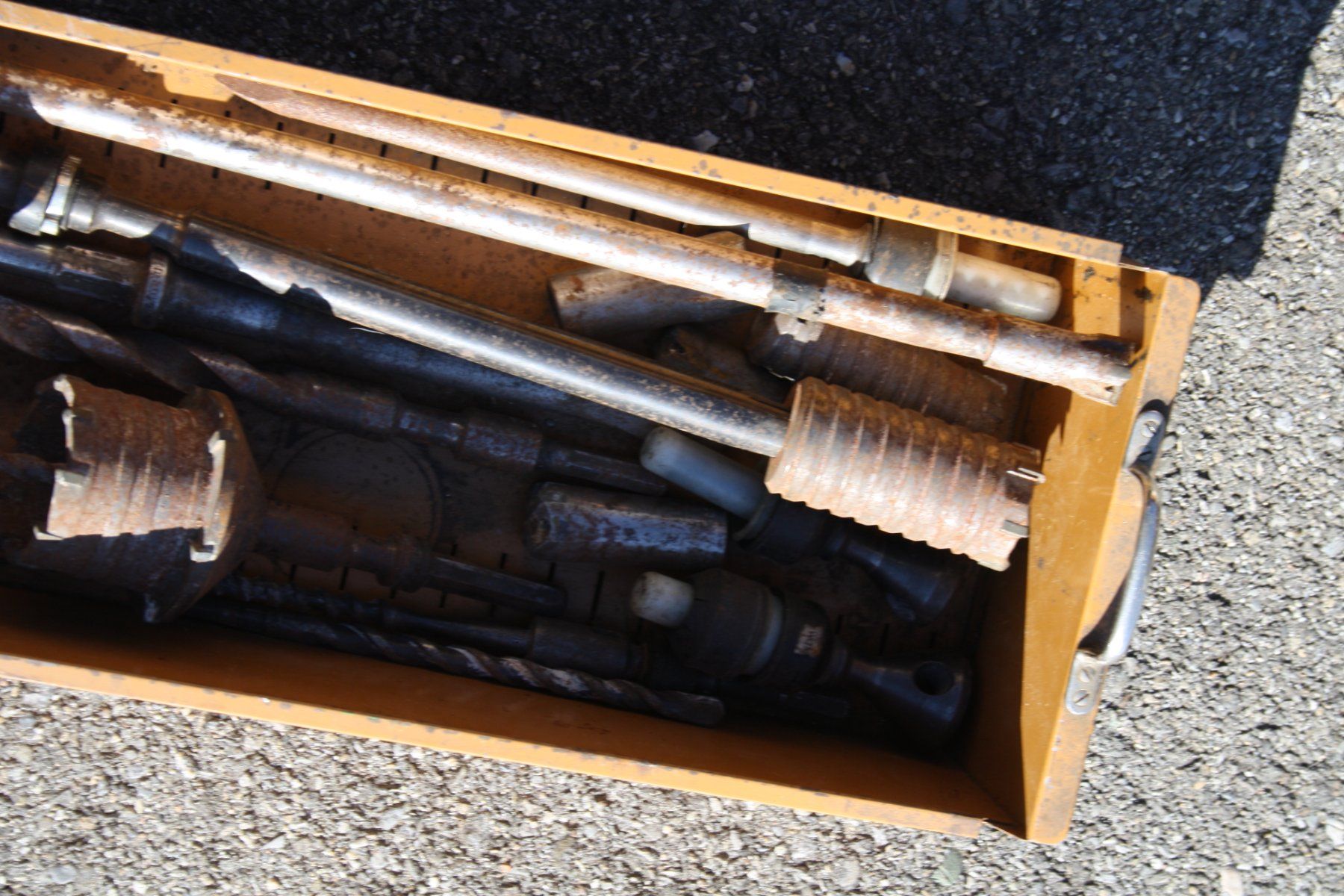 Bohrmaschinen: BOHRMASCHINE ALT SCHWER MIT BOX UND DIV. BOHRER – Gebraucht aus Wauwil von Pneuedy 5