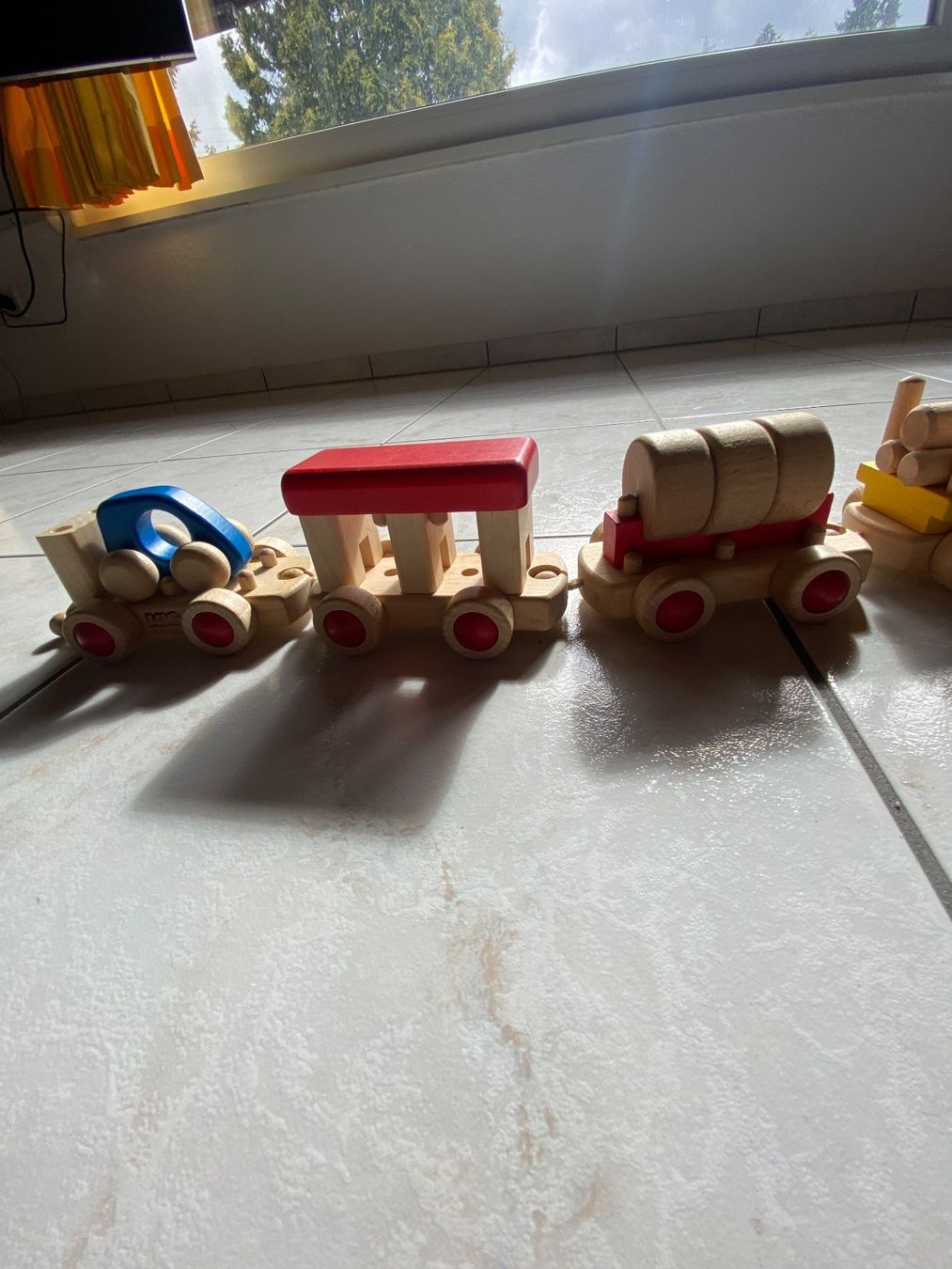 Spielzeuge: Holzeisenbahn mit 5 Anhängern – Gebraucht aus Hallwil von Zoeizy 3