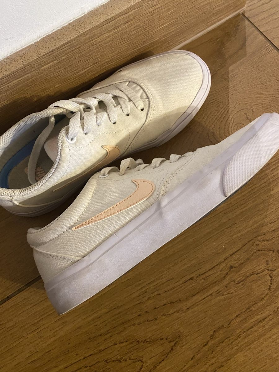 Nike Scarpe da donna: Schuhe Nike Damen Gr. 38.5 – Usato da Langenthal venduto da jessiica_z 1