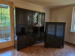 Massives Buffet & Vitrinenschrank-Set aus dunklem Holz