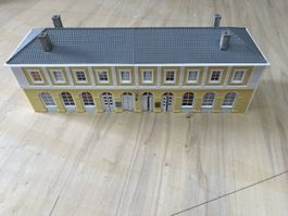 Modelleisenbahn Bahnhof gelb