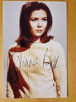 Diana Rigg, Original Autogramm auf Foto in Farbe