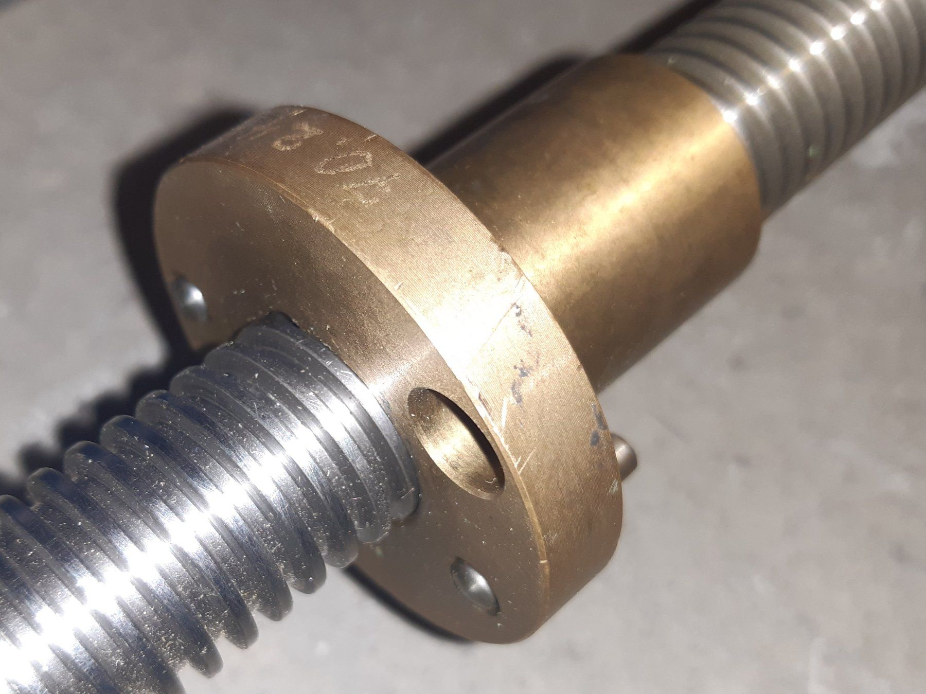 Tutti gli attrezzi: Trapezgewindespindel mit Handrad, Messing oder Bronzemutter – Usato da Lohn-Ammannsegg venduto da Molch7 4