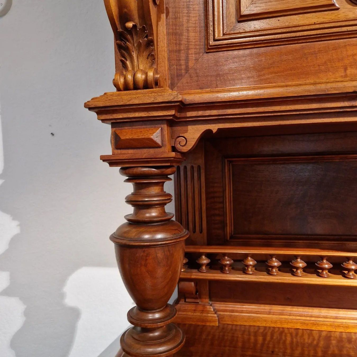 Credenze: Eindrucksvoller, antiker Nussbaum Schrank – Usato da Arbon venduto da MadameLuLa9320 1