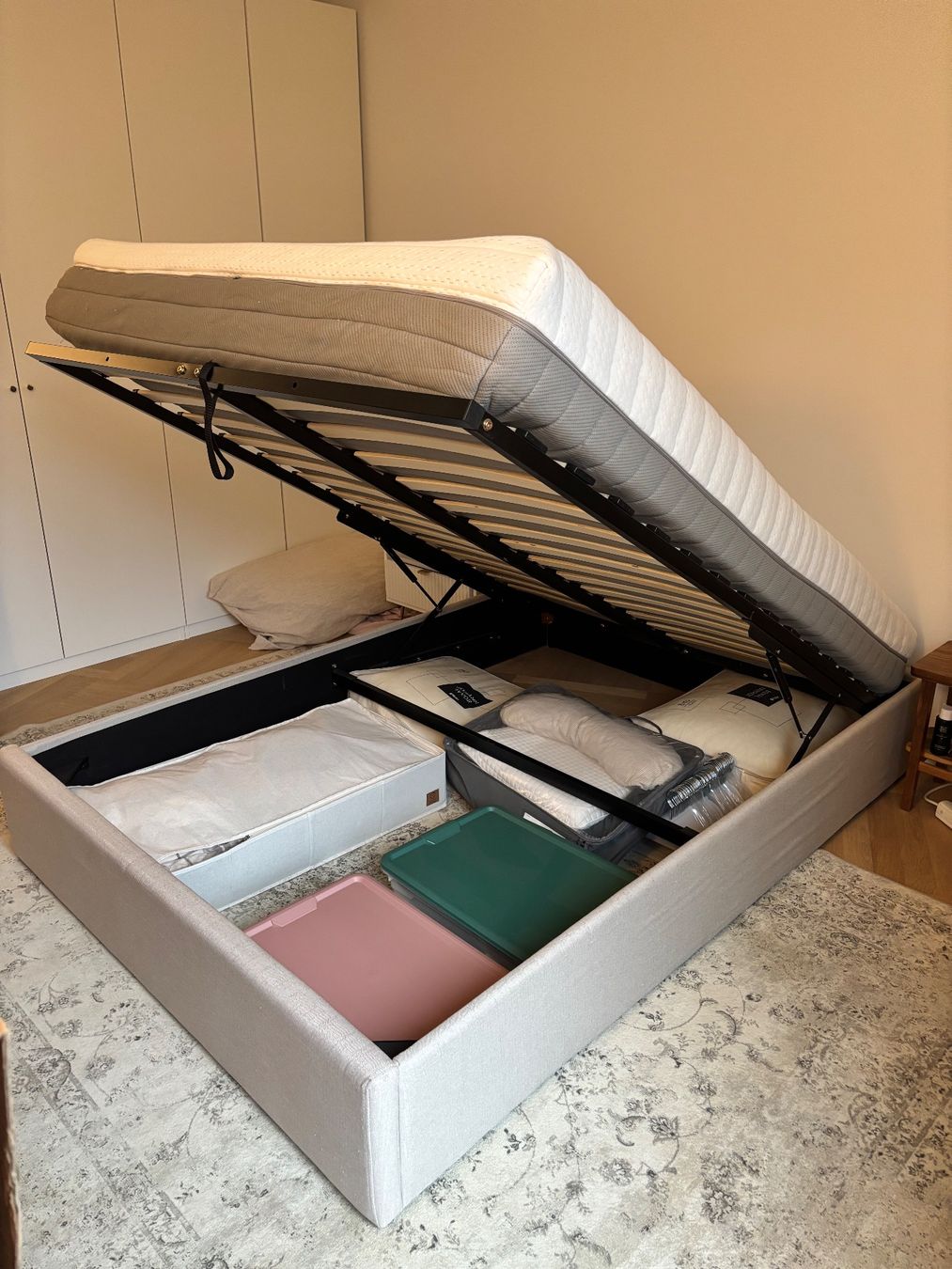 Letti: 140x200 Ottoman Storage Bed + Soft Foam Mattress – Usato da Zürich venduto da Katie8810 1