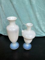 2 Vases anciens verre blanc/bleu clair, pied coloré