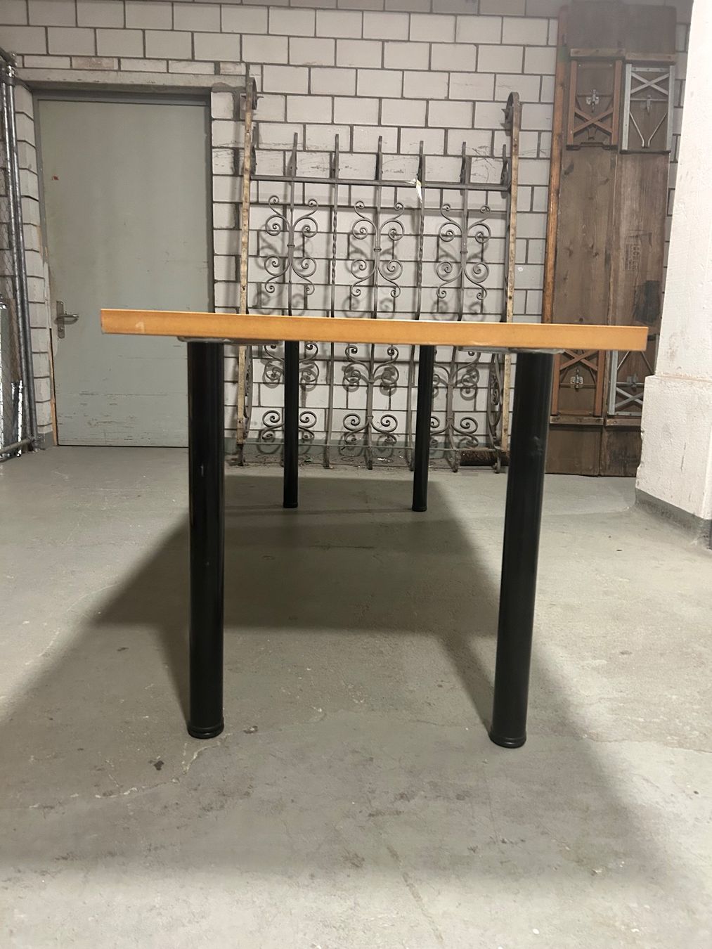 Schreibtische: 4 Bürotische mit MDF-Platte – Gebraucht aus Luzern von din_6lb7 3