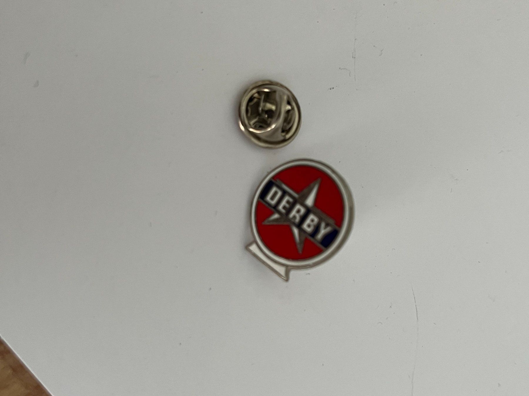 Plaquettes & Badges: Pin Derby Emblem Metall – D'occasion à Dietikon par sch_w2tw