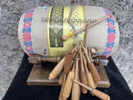 Spitzenklöppelkissen mit Klöppeln vintage