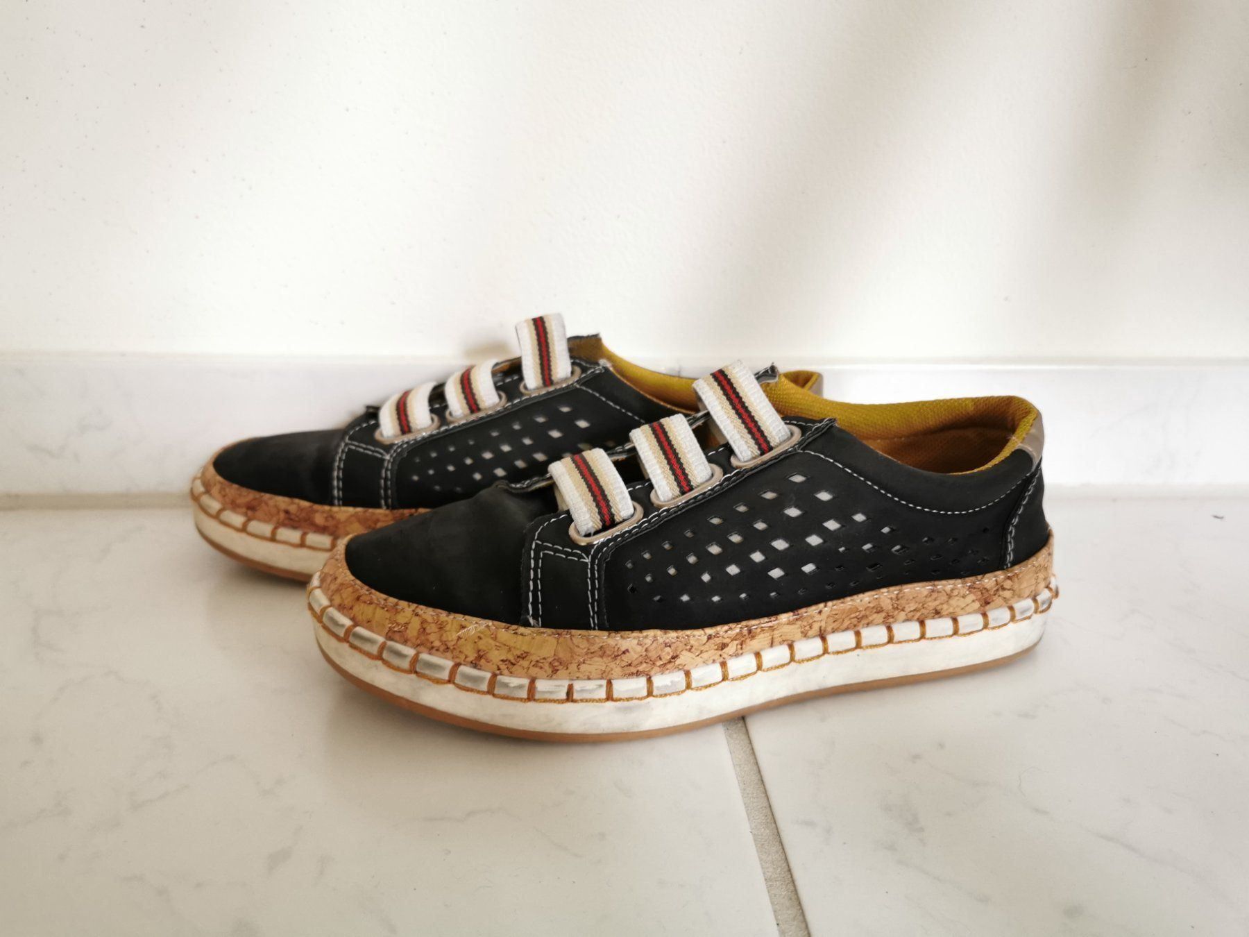 Chaussures femmes: Leichte elegante Sneakers Gr. 37 – D'occasion à Stäfa par basidis