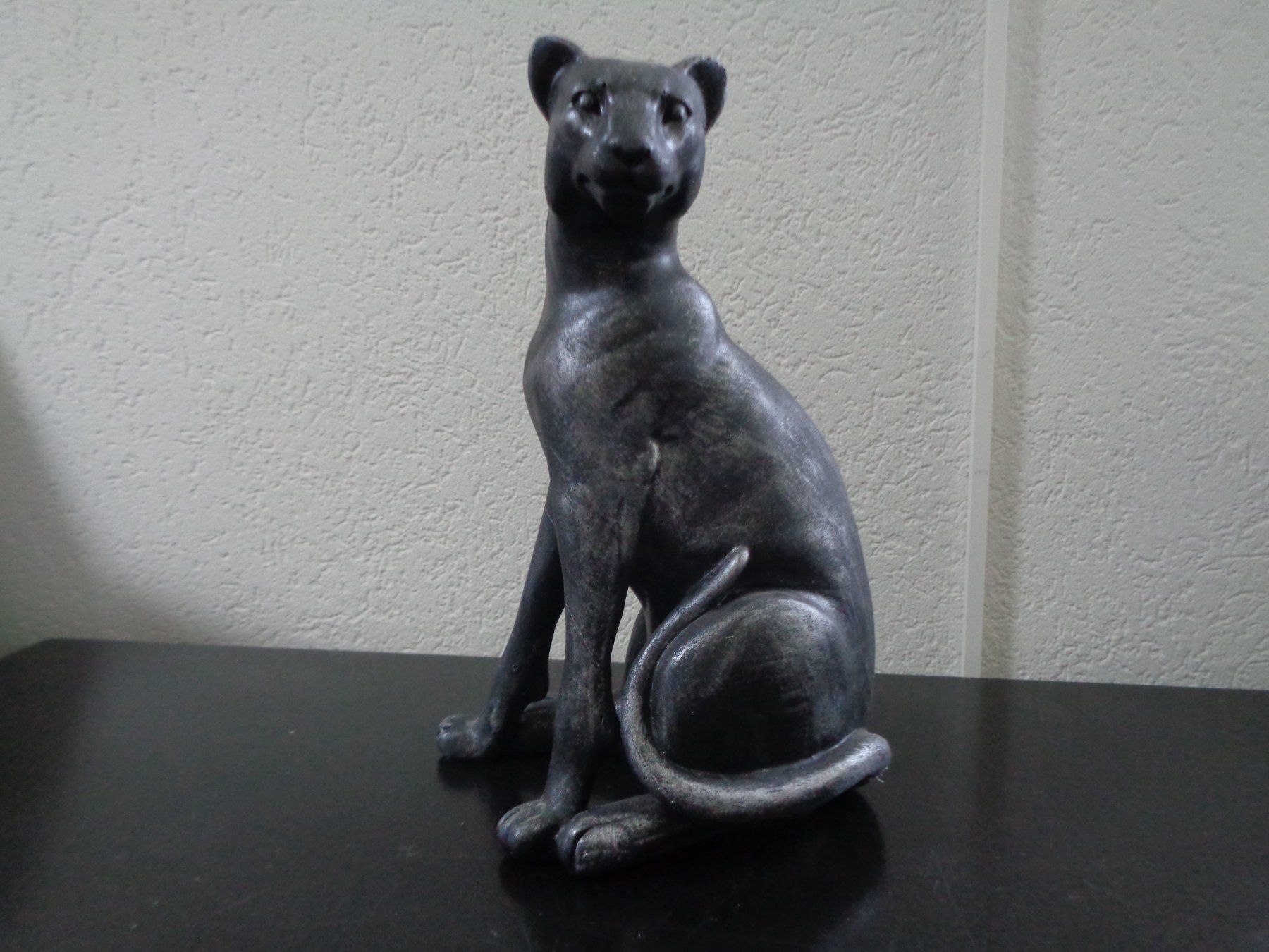 Statuette: Sitzender Puma (27.5 cm) – Nuovo e nell'imballaggio originale da Langenbruck venduto da Gumsi
