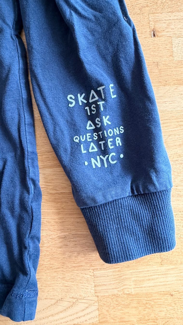Next Maglioni & Felpe: Pullover - NEXT Langarmshirt blau Skateboard Gr. 128 – Usato da Winterthur venduto da Secondhand-Family 2