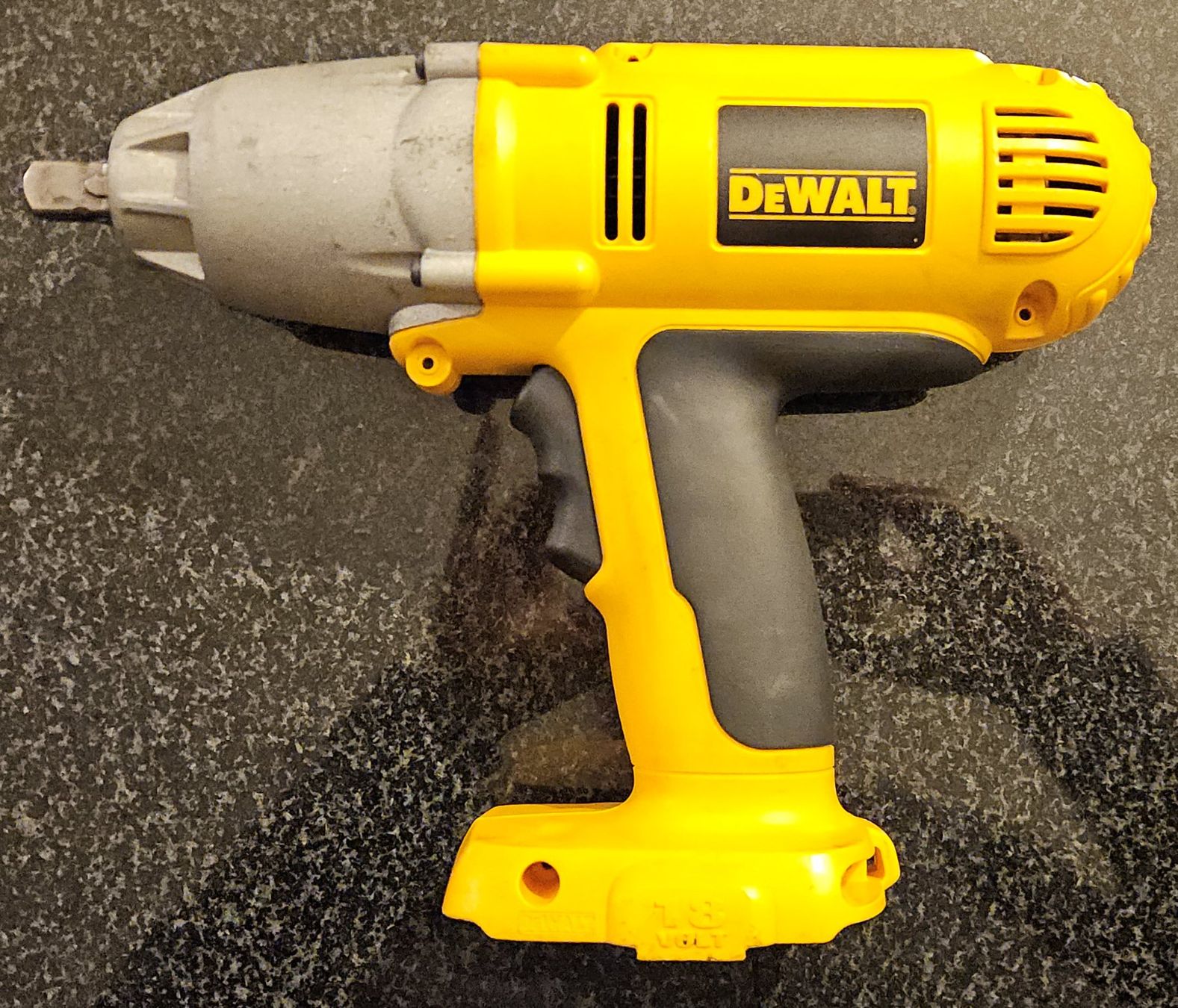 Dewalt Alle Werkzeuge: DeWalt DW059 B Akku - Schlagschrauber 1/2" 18V – Gebraucht aus Aesch BL von mbe_96vl