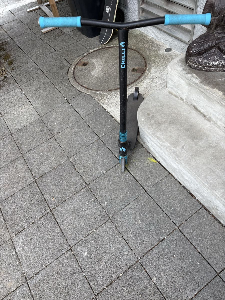 Fahrzeuge für Kinder: Roller CHILLI Pro Scooter blau-schwarz gebraucht – Gebraucht aus Bern von m.wyss 1
