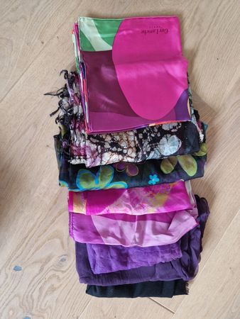 8 violett/rosa/schwarze Foulards