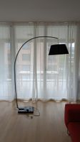Elegante Pfister Bogenlampe – Schwarzer Marmorfuss & Textils