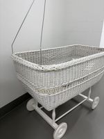 Vintage Weiden-Kinderwagen 100-jährig mit Rädern