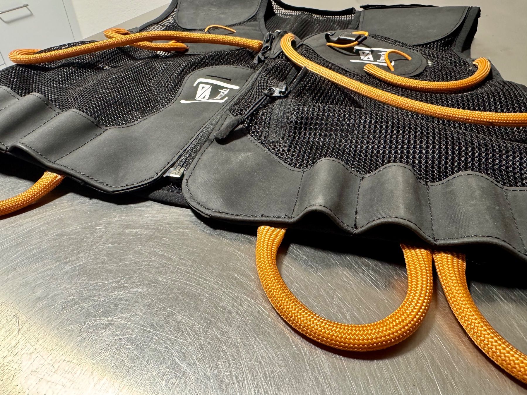 Attrezzatura da arrampicata: Vertical Weste BigWall Hardware Friends Arbeitsmittel etc. – Nuovo (secondo la descrizione) da Rothenthurm venduto da WalterliTell 4