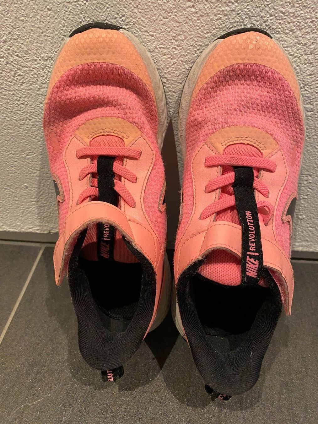 Nike Scarpe per ragazze: Mädchen Turnschuhe Nike Revolution gr. 33.5 – Usato da Steinerberg venduto da luckyfin 2
