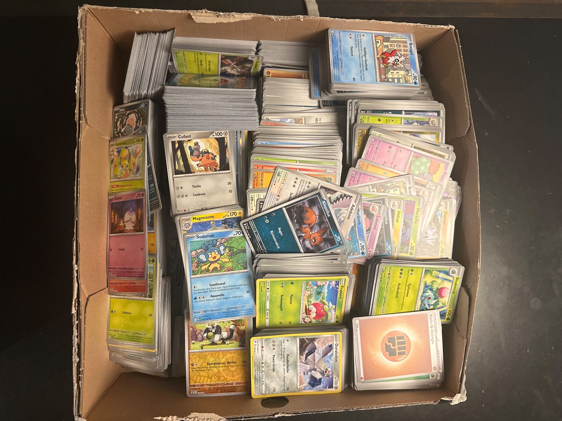 Pokémon Carte collezionabili: 9.5 Kilo Pokemon Karten Bulk mit mini Tins – Usato da Ostermundigen venduto da POKESTOPCH
