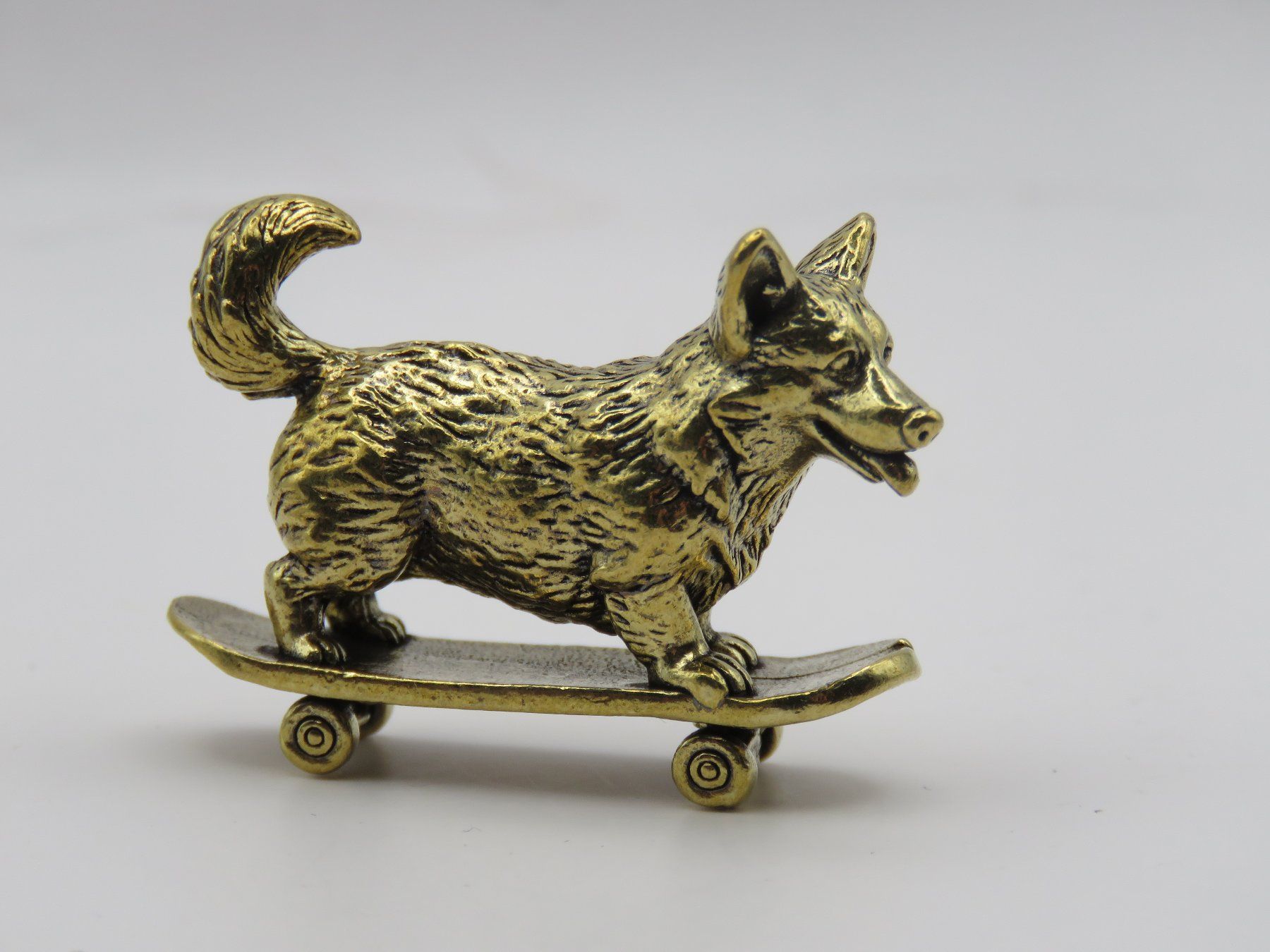 Figuren: CORGI auf SKATEBOARD - Figur aus Messing - 4,5x2,5cm – Neu und originalverpackt aus Grenchen von Yamahwildstar16 2