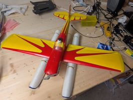 Kleine Spacewalker mit Schwimmer